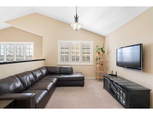 7816 9 Avenue Sw, Calgary, AB - Indoor Photo Showing Living Room