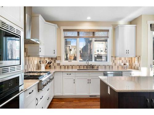 7816 9 Avenue Sw, Calgary, AB - Indoor Photo Showing Kitchen With Upgraded Kitchen
