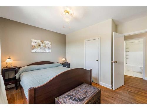 220 12A Street Ne, Calgary, AB - Indoor Photo Showing Bedroom