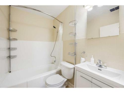 220 12A Street Ne, Calgary, AB - Indoor Photo Showing Bathroom