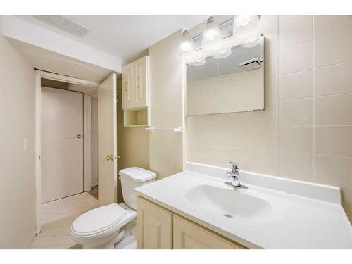 220 12A Street Ne, Calgary, AB - Indoor Photo Showing Bathroom