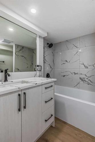 1010 Hunterhaven Road Nw, Calgary, AB - Indoor Photo Showing Bathroom