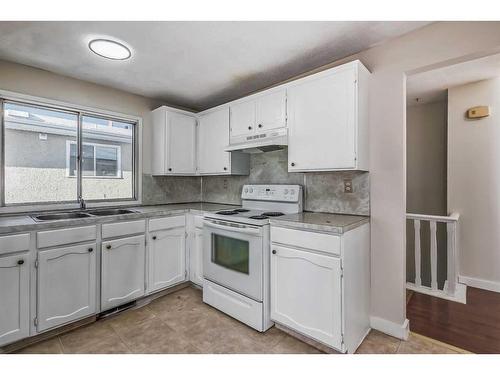1010 Hunterhaven Road Nw, Calgary, AB - Indoor Photo Showing Kitchen With Double Sink