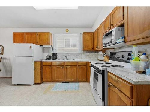 4836 Dalhousie Drive Nw, Calgary, AB - Indoor Photo Showing Kitchen With Double Sink