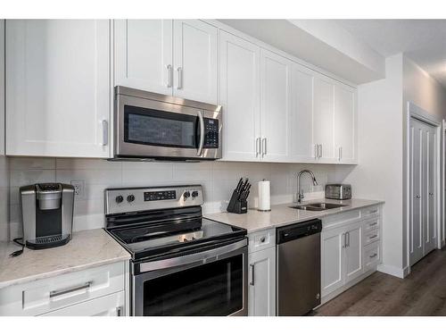 405-200 Auburn Meadows Common Se, Calgary, AB - Indoor Photo Showing Kitchen With Double Sink With Upgraded Kitchen