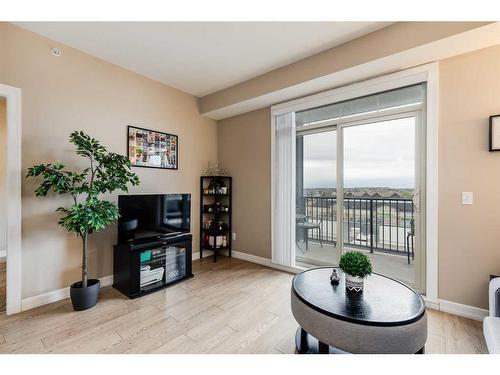 407-117 Copperpond Common Se, Calgary, AB - Indoor Photo Showing Living Room