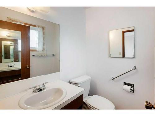 6411 Silver Springs Way Nw, Calgary, AB - Indoor Photo Showing Bathroom