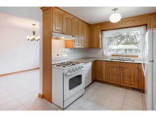 6411 Silver Springs Way Nw, Calgary, AB - Indoor Photo Showing Kitchen