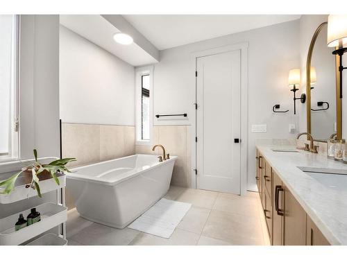 2631 5 Avenue Nw, Calgary, AB - Indoor Photo Showing Bathroom