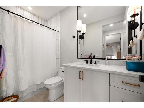 2631 5 Avenue Nw, Calgary, AB - Indoor Photo Showing Bathroom