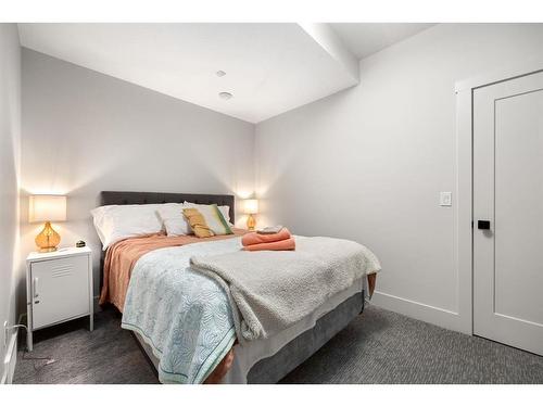 2631 5 Avenue Nw, Calgary, AB - Indoor Photo Showing Bedroom