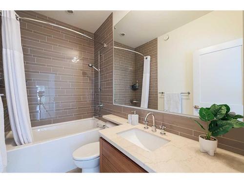 2203 29 Avenue Sw, Calgary, AB - Indoor Photo Showing Bathroom
