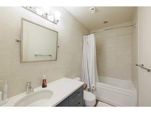 2203 29 Avenue Sw, Calgary, AB - Indoor Photo Showing Bathroom