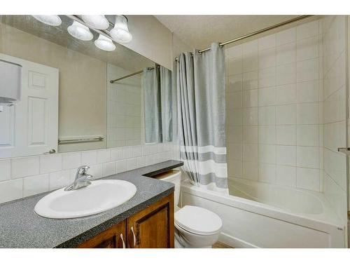 4912 44 Avenue Ne, Calgary, AB - Indoor Photo Showing Bathroom