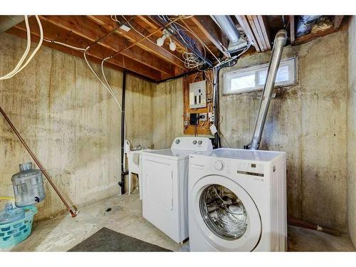 4912 44 Avenue Ne, Calgary, AB - Indoor Photo Showing Laundry Room