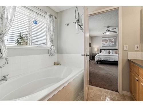 39 Somerset Manor Sw, Calgary, AB - Indoor Photo Showing Bathroom