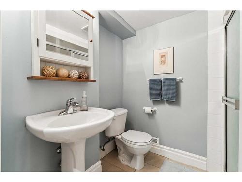 39 Somerset Manor Sw, Calgary, AB - Indoor Photo Showing Bathroom