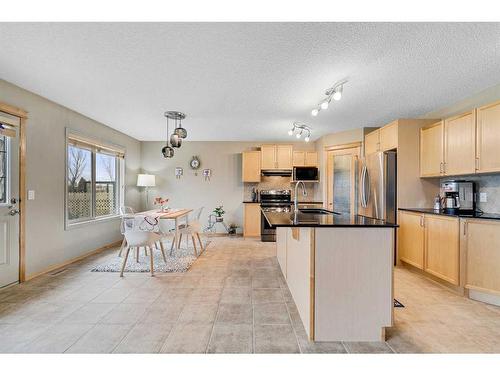 78 Bridlecrest Boulevard Sw, Calgary, AB - Indoor Photo Showing Kitchen
