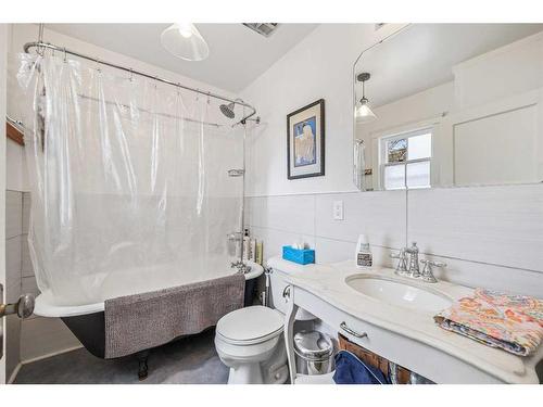 2014 Westmount Road Nw, Calgary, AB - Indoor Photo Showing Bathroom
