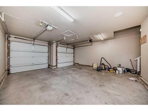 2307A Osborne Crescent Sw, Calgary, AB - Indoor Photo Showing Garage