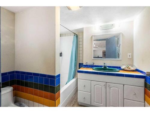 913 4 Avenue Nw, Calgary, AB - Indoor Photo Showing Bathroom