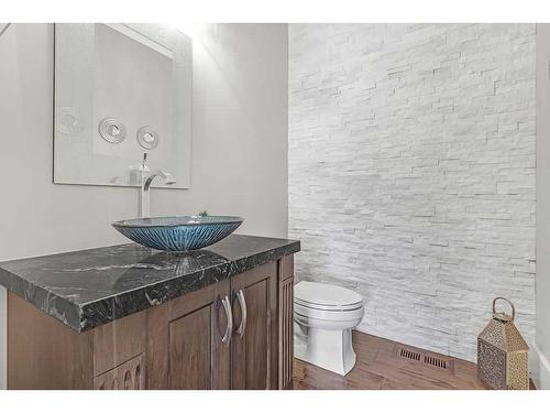 32 Aspen Ridge Manor Sw, Calgary, AB - Indoor Photo Showing Bathroom