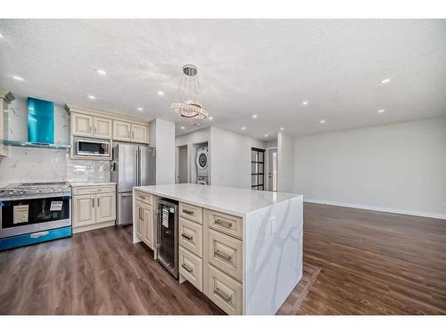 411 68 Street Ne, Calgary, AB - Indoor Photo Showing Kitchen With Upgraded Kitchen