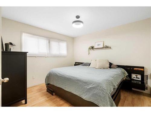 1501,1507,1511,1515 35 Street Se, Calgary, AB - Indoor Photo Showing Bedroom