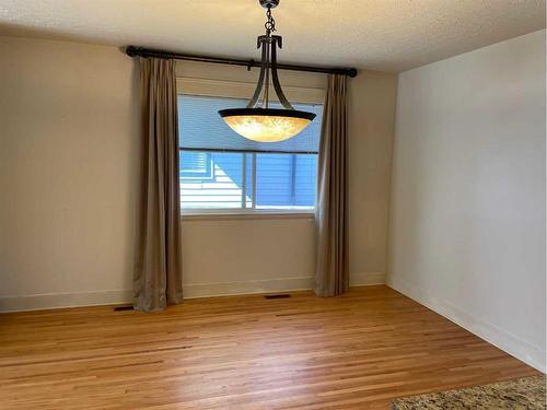 2412 31 Street Sw, Calgary, AB - Indoor Photo Showing Other Room