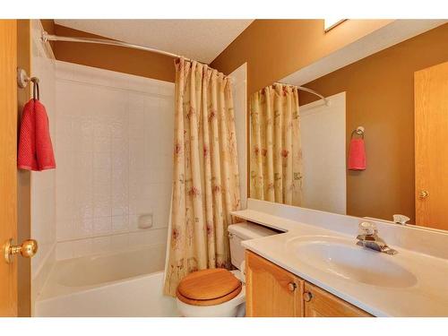 128 Lakeview Cove, Chestermere, AB - Indoor Photo Showing Bathroom