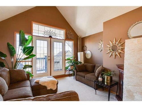 128 Lakeview Cove, Chestermere, AB - Indoor Photo Showing Living Room
