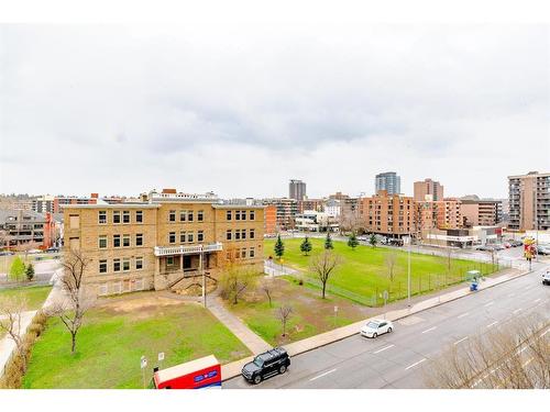 506-1118 12 Avenue Sw, Calgary, AB - Outdoor With View
