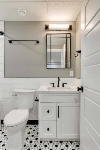 2-232 20 Ave Ne, Calgary, AB - Indoor Photo Showing Bathroom