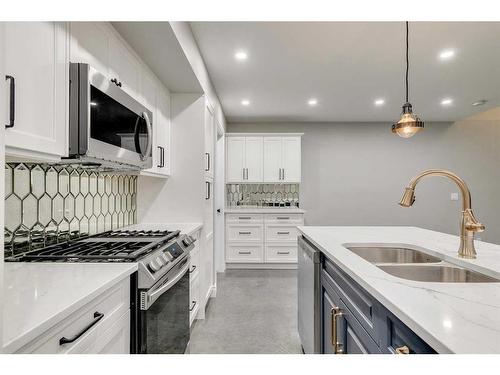 2-232 20 Ave Ne, Calgary, AB - Indoor Photo Showing Kitchen With Double Sink With Upgraded Kitchen