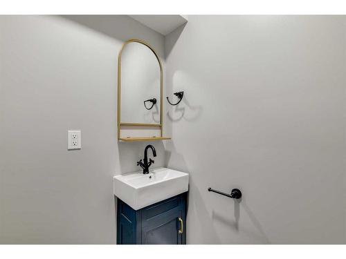 2-232 20 Ave Ne, Calgary, AB - Indoor Photo Showing Bathroom