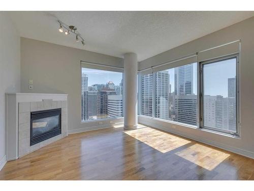 2504-910 5 Avenue Sw, Calgary, AB - Indoor Photo Showing Living Room With Fireplace