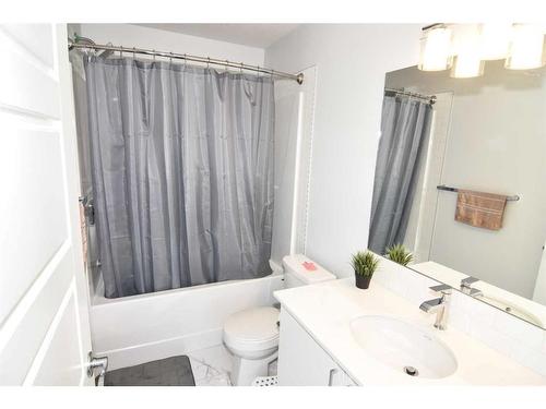 828 Belmont Drive Sw, Calgary, AB - Indoor Photo Showing Bathroom