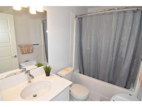 828 Belmont Drive Sw, Calgary, AB - Indoor Photo Showing Bathroom