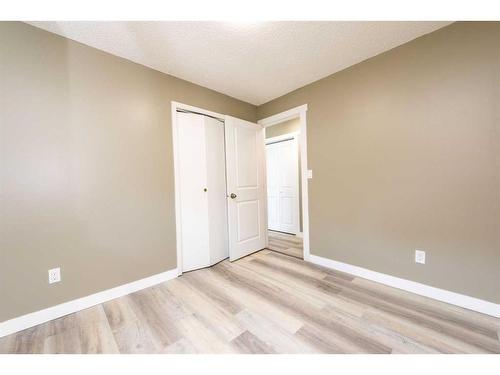 6908 15 Avenue Se, Calgary, AB - Indoor Photo Showing Other Room