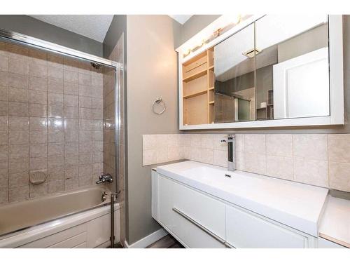 6908 15 Avenue Se, Calgary, AB - Indoor Photo Showing Bathroom