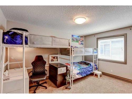 182 Evanspark Circle Nw, Calgary, AB - Indoor Photo Showing Bedroom