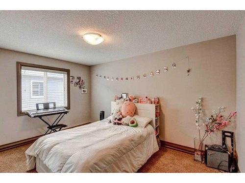 182 Evanspark Circle Nw, Calgary, AB - Indoor Photo Showing Bedroom