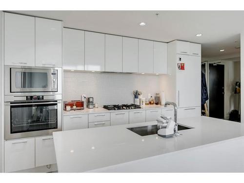 2806-901 10 Avenue Sw, Calgary, AB - Indoor Photo Showing Kitchen With Upgraded Kitchen