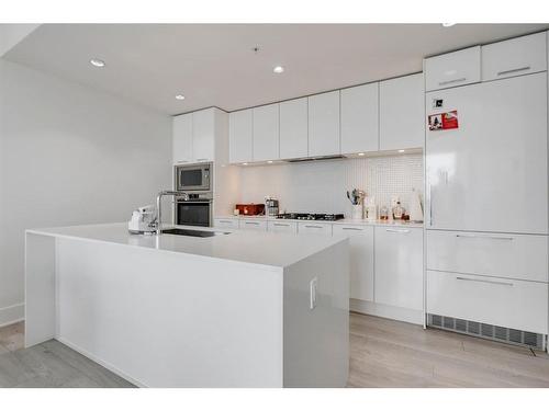 2806-901 10 Avenue Sw, Calgary, AB - Indoor Photo Showing Kitchen With Upgraded Kitchen