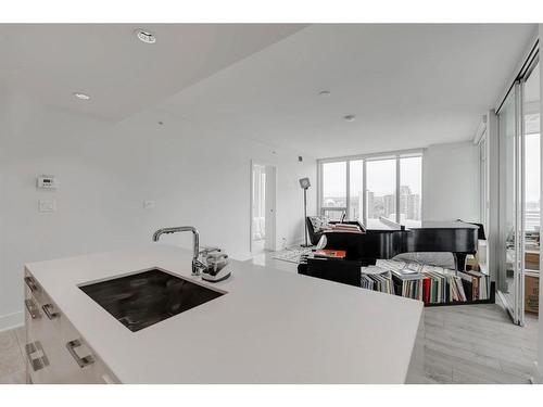 2806-901 10 Avenue Sw, Calgary, AB - Indoor Photo Showing Kitchen