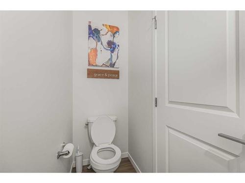 32 Creekstone Drive Sw, Calgary, AB - Indoor Photo Showing Bathroom