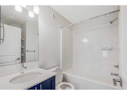 32 Creekstone Drive Sw, Calgary, AB - Indoor Photo Showing Bathroom