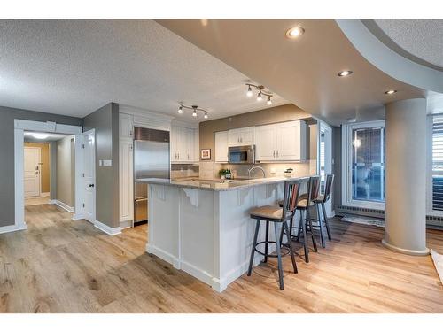 1505-400 Eau Claire Avenue Sw, Calgary, AB - Indoor Photo Showing Kitchen With Upgraded Kitchen