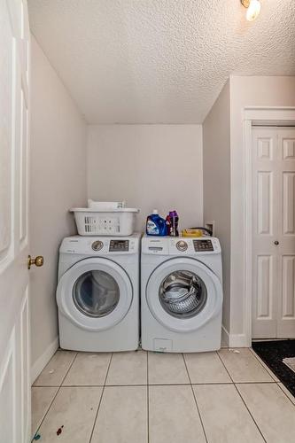 8 Strathlea Close Sw, Calgary, AB - Indoor Photo Showing Laundry Room