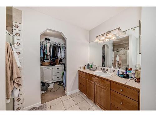 8 Strathlea Close Sw, Calgary, AB - Indoor Photo Showing Bathroom